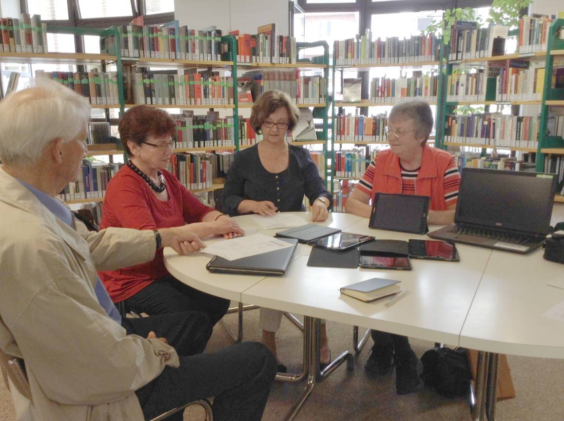 Jetzt ist die Schenkung offiziell: (V.l. Egon Schulz und Lilo Wallerich vom Förderverein der Fliehburg, Edith Mendel und Ulrike Hanselmann. 