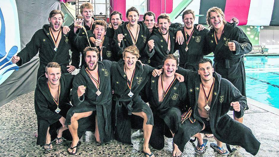  Gute Laune trotz Niederlage: Die Amateure blicken auf eine starke Saison zurück und freuen sich über die Vizemeisterschaft. Da wird Jan Obschernikat auch die nette, sehr gut getimete Bierdusche vom Kollegen Eidner verkraften können... 