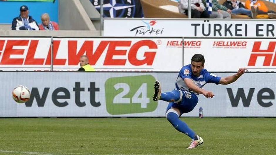 ... und versenkt den Ball platziert ins rechte untere...