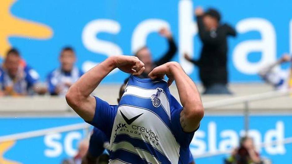 Der Jubel kennt keine Grenzen. Die gelbe Karte fürs Trikotausziehen ist vermutlich die...