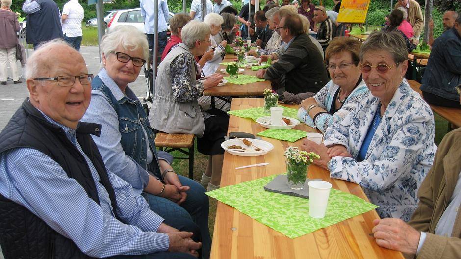 Zahlreiche Nachbarinnen und Nachbarn folgten der Einladung der Bewohner des Flüchtlingsheims in der Rathausallee.