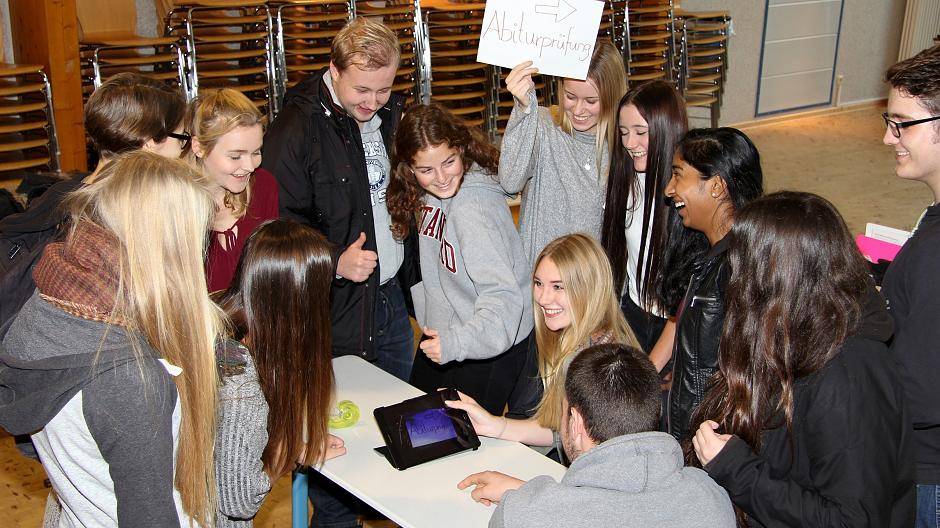  Das Filmteam und die Statisten betrachten die Rohfassung des Videos, mit dem sie beim Wettbewerb „Knete für die Fete“ bis zu 1.000 Euro für ihre Abschlussparty im Amlonius-Gymnasium gewinnen wollen. 