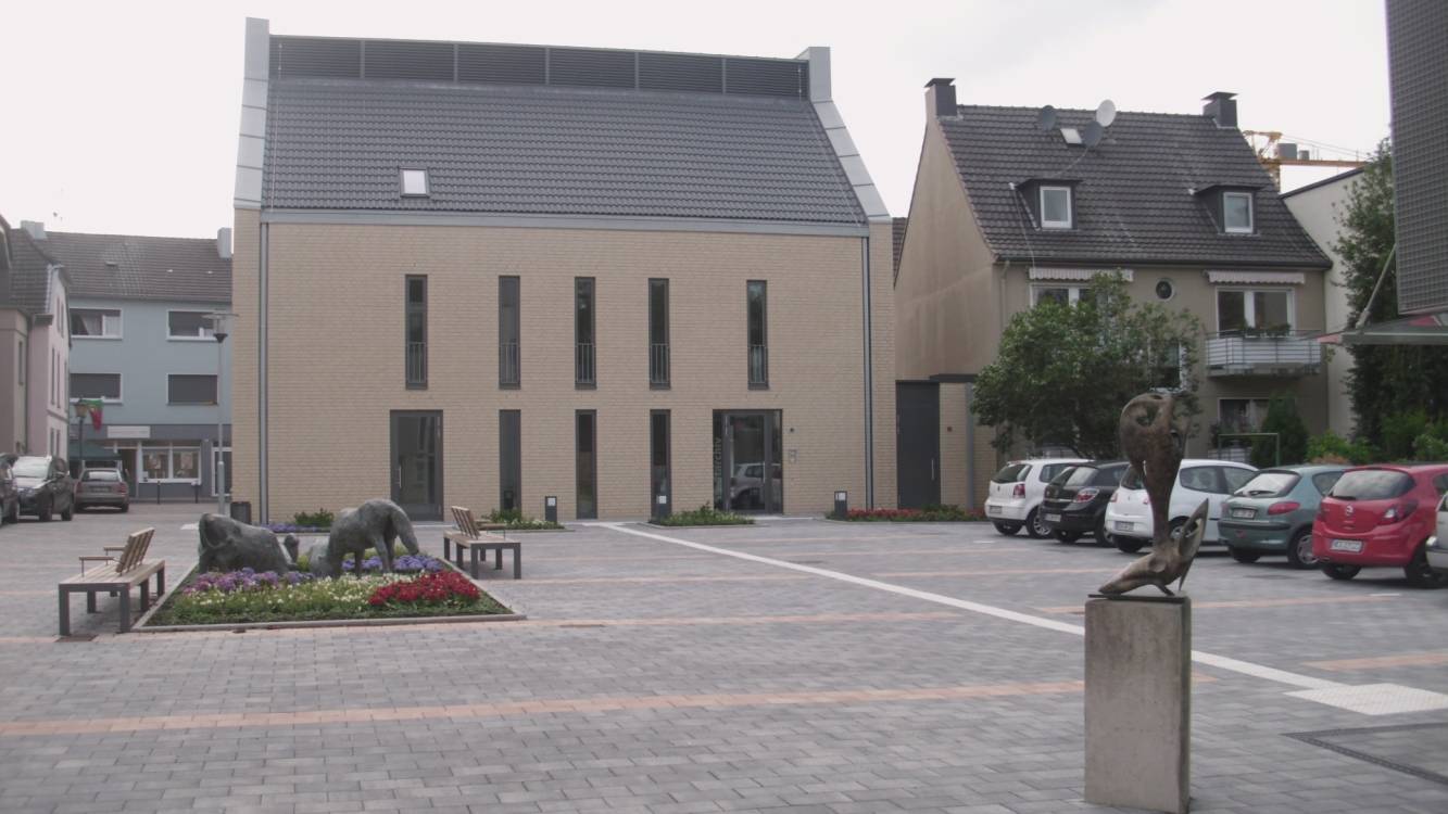 Der neugestaltete Elmar-Sierp-Platz 1 in der Dinslakener Innenstadt bietet sich für Open-Air-Veranstaltungen nahezu an. Jetzt hoffe die Organisatoren vom "Markts der Geschichte" auf gutes und vor allem trockenes Wetter.