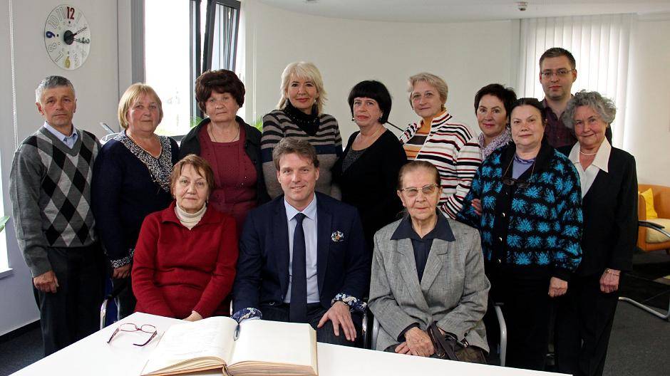  Kinder von ehemaligen Zwangsarbeitern, die im Zweiten Weltkrieg in die Region Moers verschleppt wurden, und damalige Opfer der NS-Politik aus der Ukraine haben am Montag, 25. April, Bürgermeister Christoph Fleischhauer besucht. 