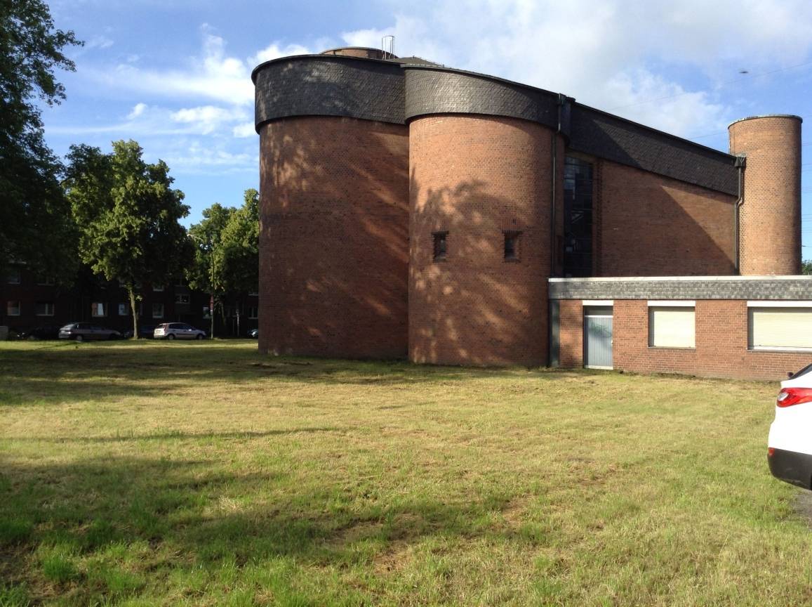  In der letzten Woche erhielten wir in der Redaktion die frohe Nachricht, dass der Gärtner sich tatsächlich gekümmert hat. Dann hoffen wir mal, dass die Versprechen eingehalten werden. 