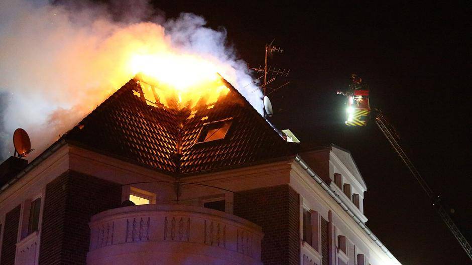 Bilder: Mann und Hund von Dach gerettet