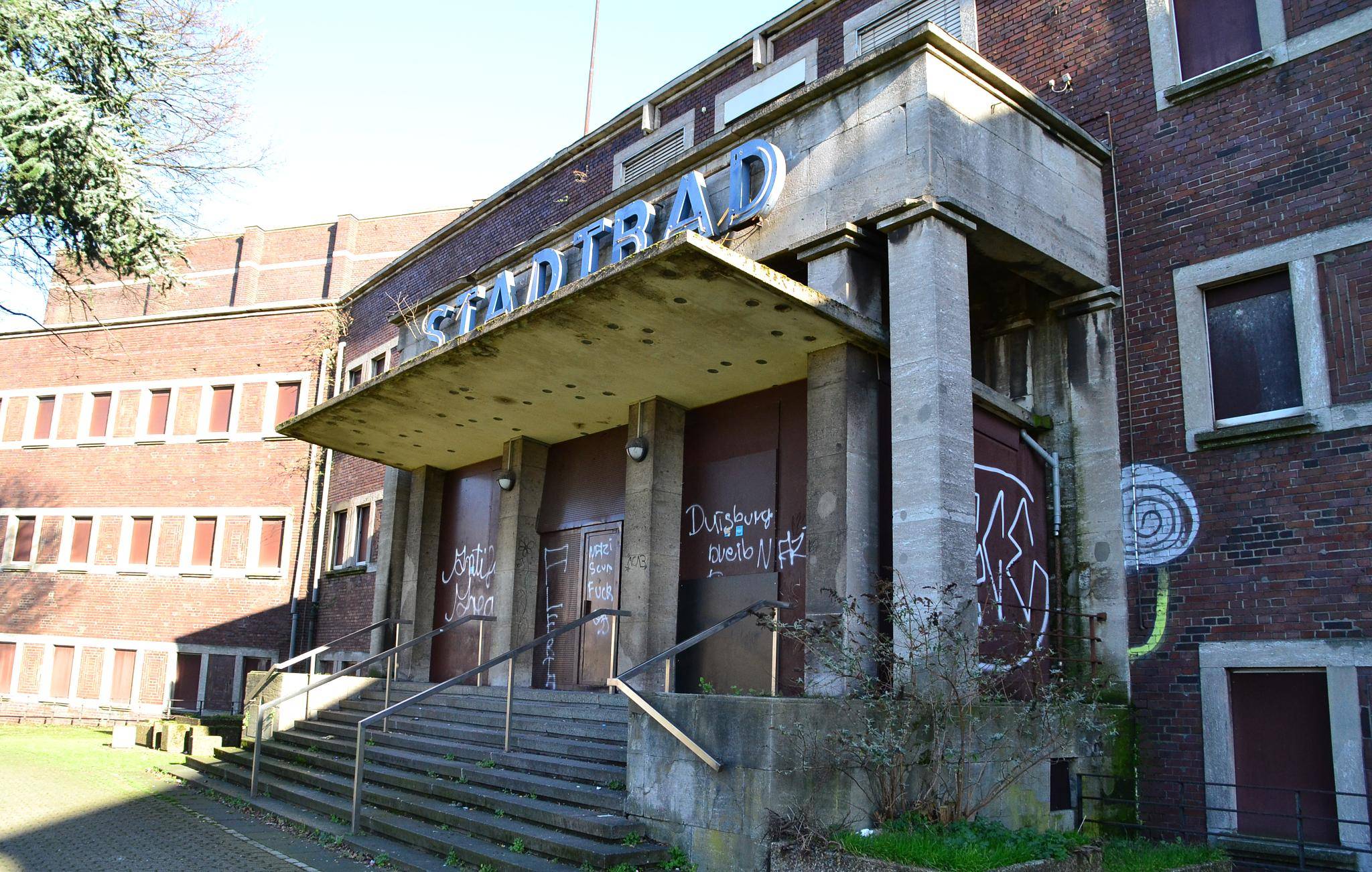Was für die Rhein-Ruhr-halle gilt, kann auch eine Perspektive für das alte Hallenbad...