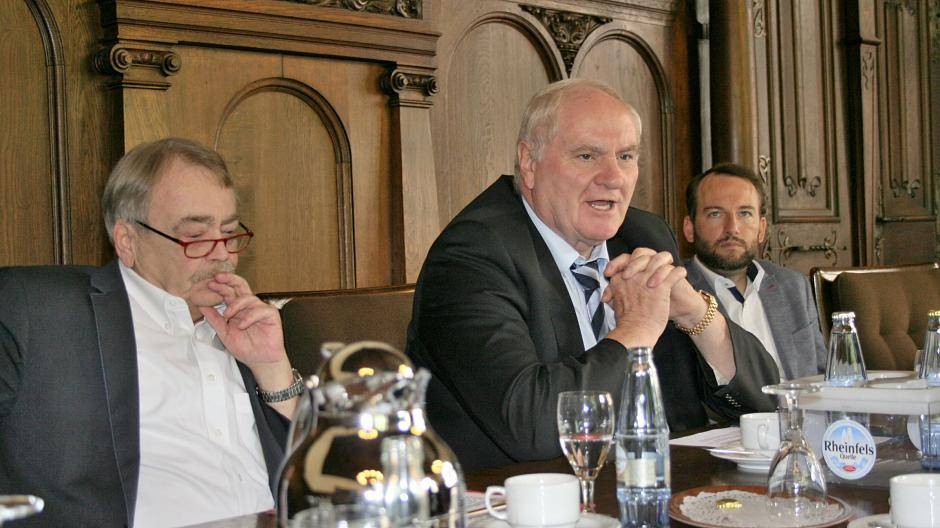 SPD-Ratsfraktionschef Herbert Mettler und sein CDU-Kollege Rainer Enzweiler (vl. Im Hintergrund CDU-Pressereferent Peter Böttner) betonten das gemeinsame Interesse am Fortschritt auf dem alten Güterbahngelände.