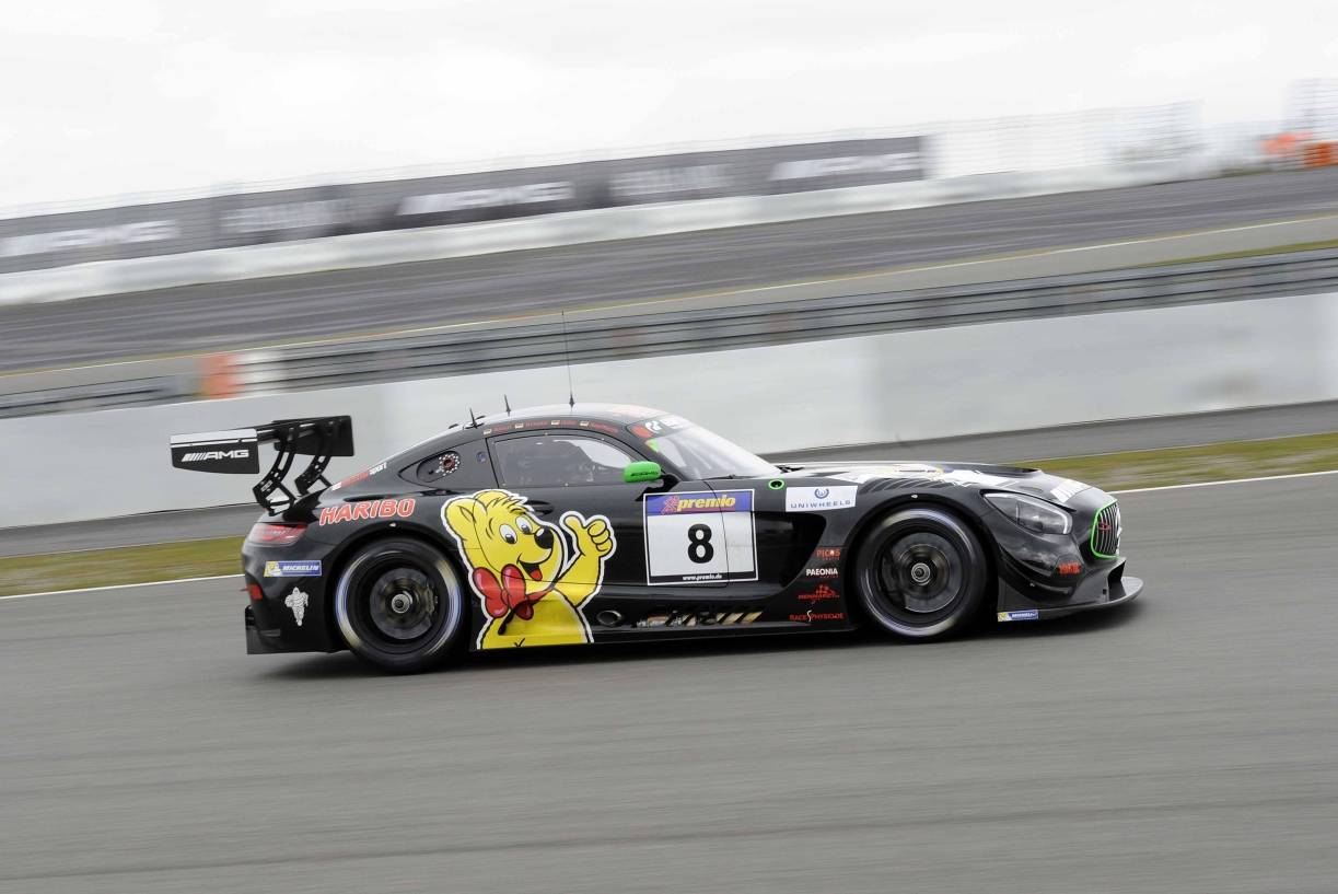  Der Haribo-Mercedes mit der Nr. 8 in einer Trainingsrunde. Dank des Sponsors und dem Goldbären-Logo ist der Mercedes AMG GT3 von den anderen Sternen im Feld gut zu unterscheiden. 