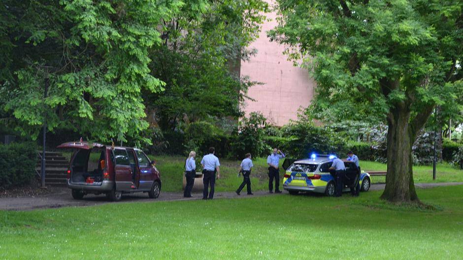  Ende einer Fahrerflucht: Polizeibeamte nehmen den Alkoholfahrer mit auf die Wache. 