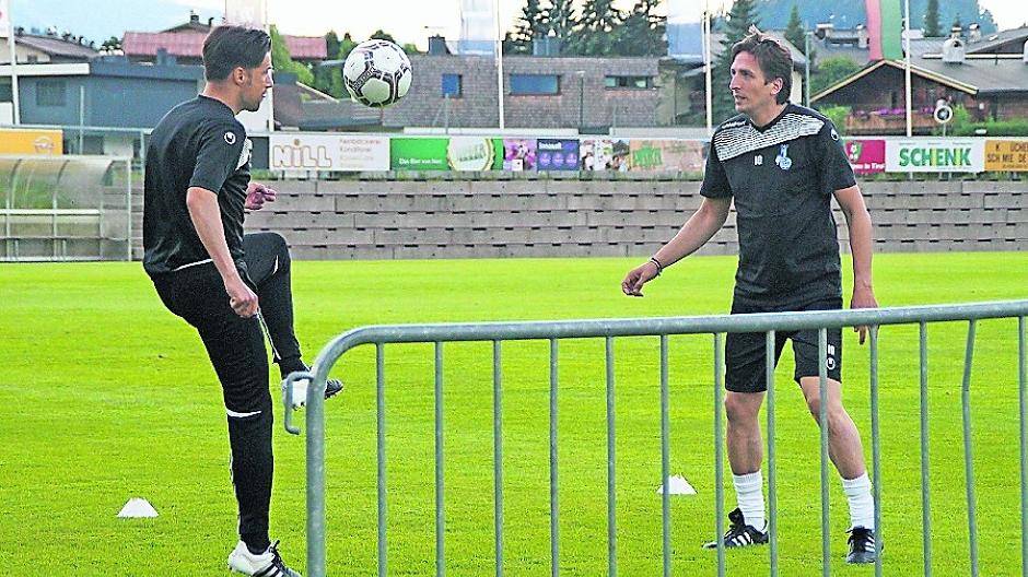  Immer in Bewegung. MSV-Sportdirektor beim Fußballtennis mit Trainer Ilia Gruev im Trainingslager. 