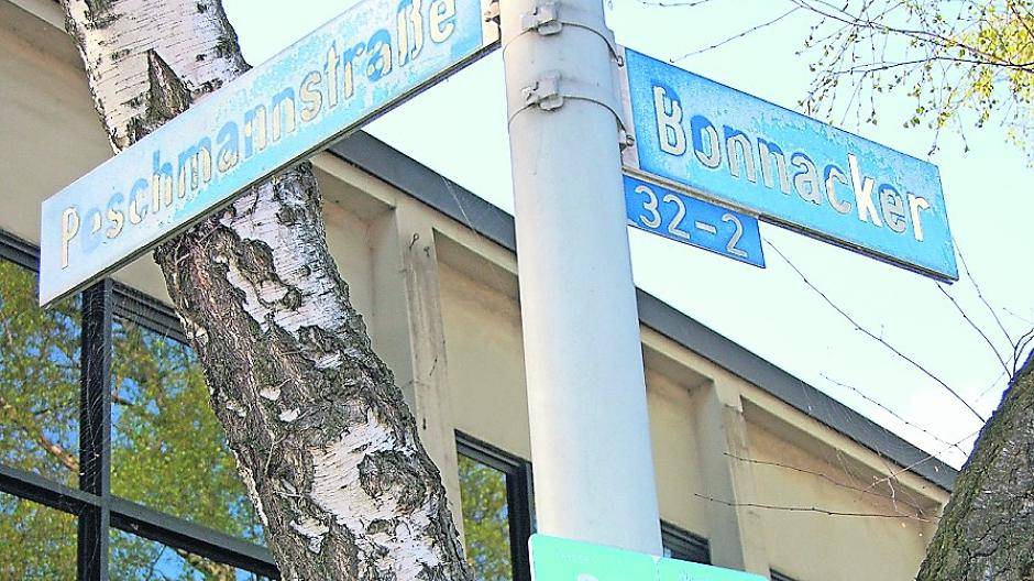 Eines von vielen Straßenschildern im Bezirk Rheinhausen/Rumeln-Kaldenhausen, das stark verwittert und kaum noch lesbar ist.