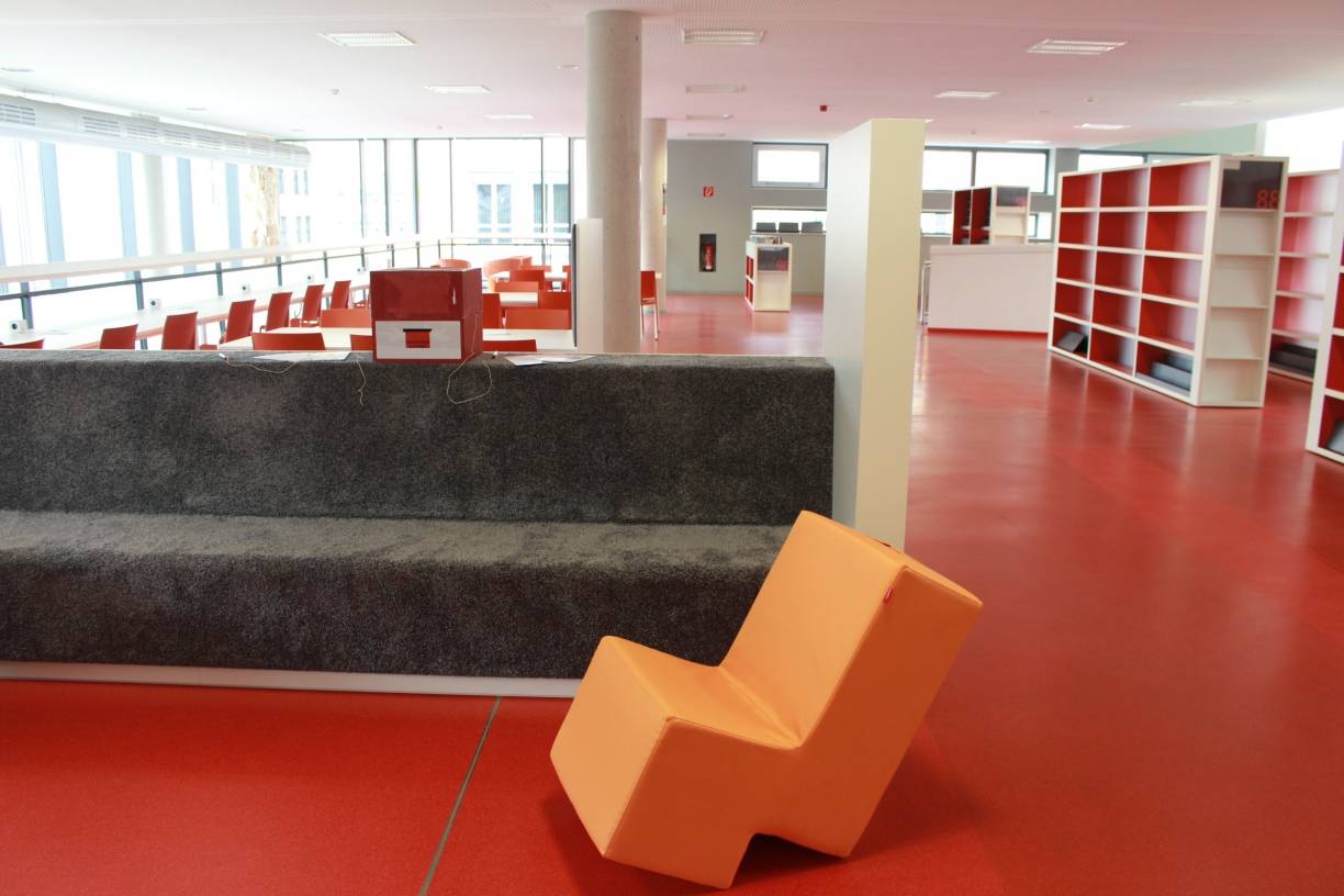  Viel Platz: Der neue Jugendbereich in der Mediothek befindet sich im Aufbau. Sitzecke, digital erschlossene Arbeitsplätze an der Fensterfront und Buchregale markieren die neue Ebene 5. Fehlt bloß noch ein zündender Name für die Abteilung. Den sollen die Jugendlichen selber finden, aufschreiben und in die rote Teilnahmebox einwerfen. Zu gewinnen gibt es Kinogutscheine. 