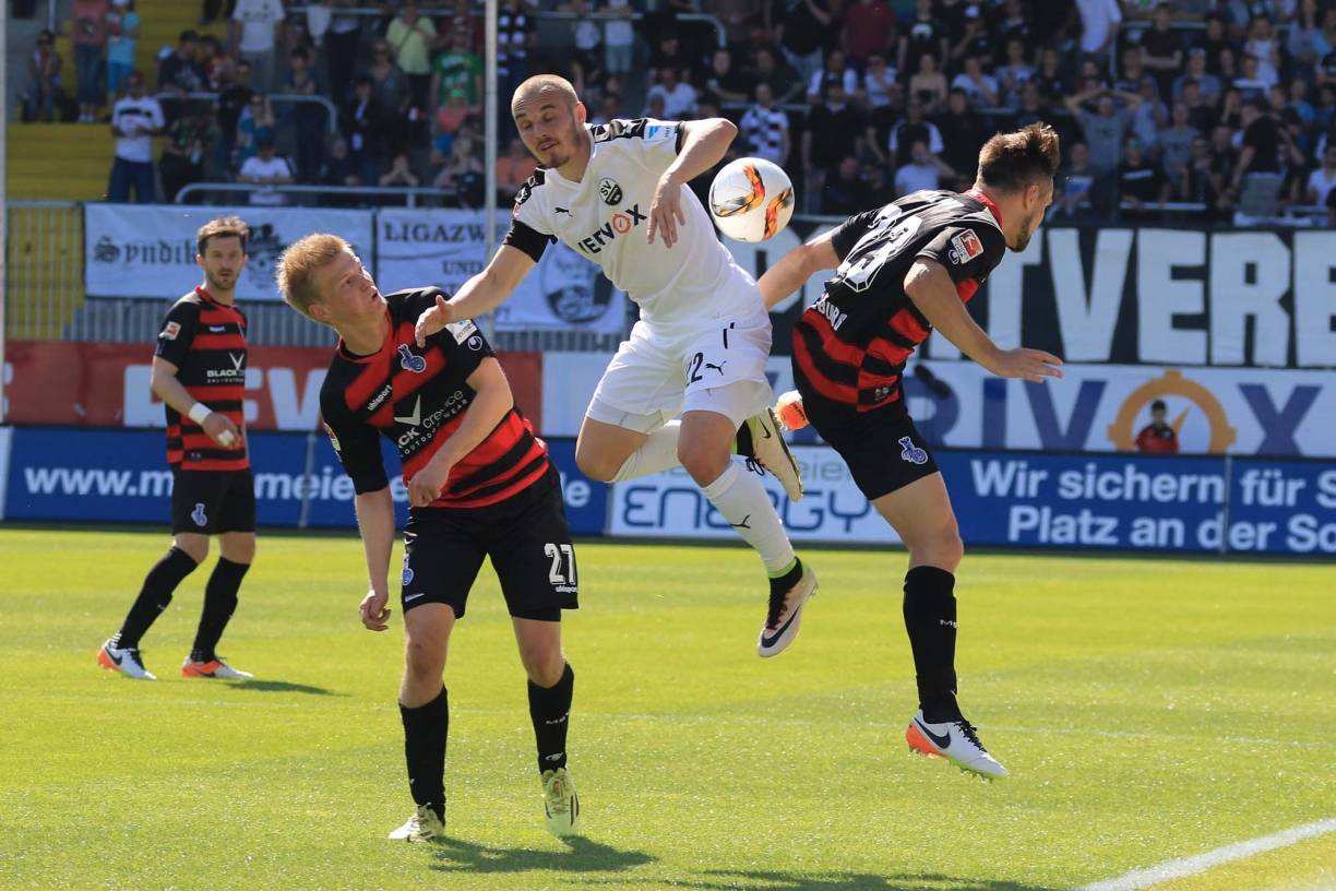 Hart umkämpftes Match auf technisch schwachem Niveau: Dan-Patrick Poggenberg und James Holland im Dreikampf mit Sandhausens Korbinian Vollmann.