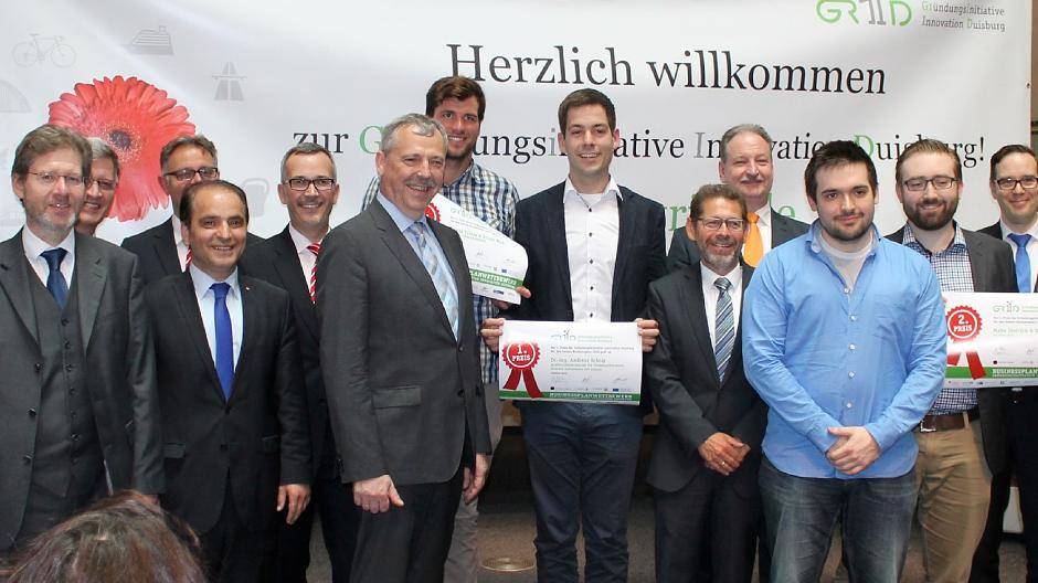  Die Gewinner mit Bürgermeister Erkan Kocalar sowie GRIID-Partnern und -Sponsoren. 