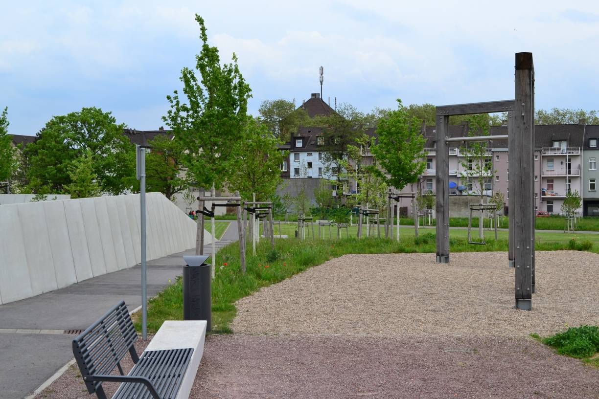 Der Park überzeugt mit Spielgeräten und Ruhebänken. Bis aus der Grünfläche jedoch ein wirklicher Park wird, brauchen die 525 neu angepflanzten Bäume jedoch sicherlich noch zehn Jahre, bis der Eindruck eines Parks so richtig entsteht.