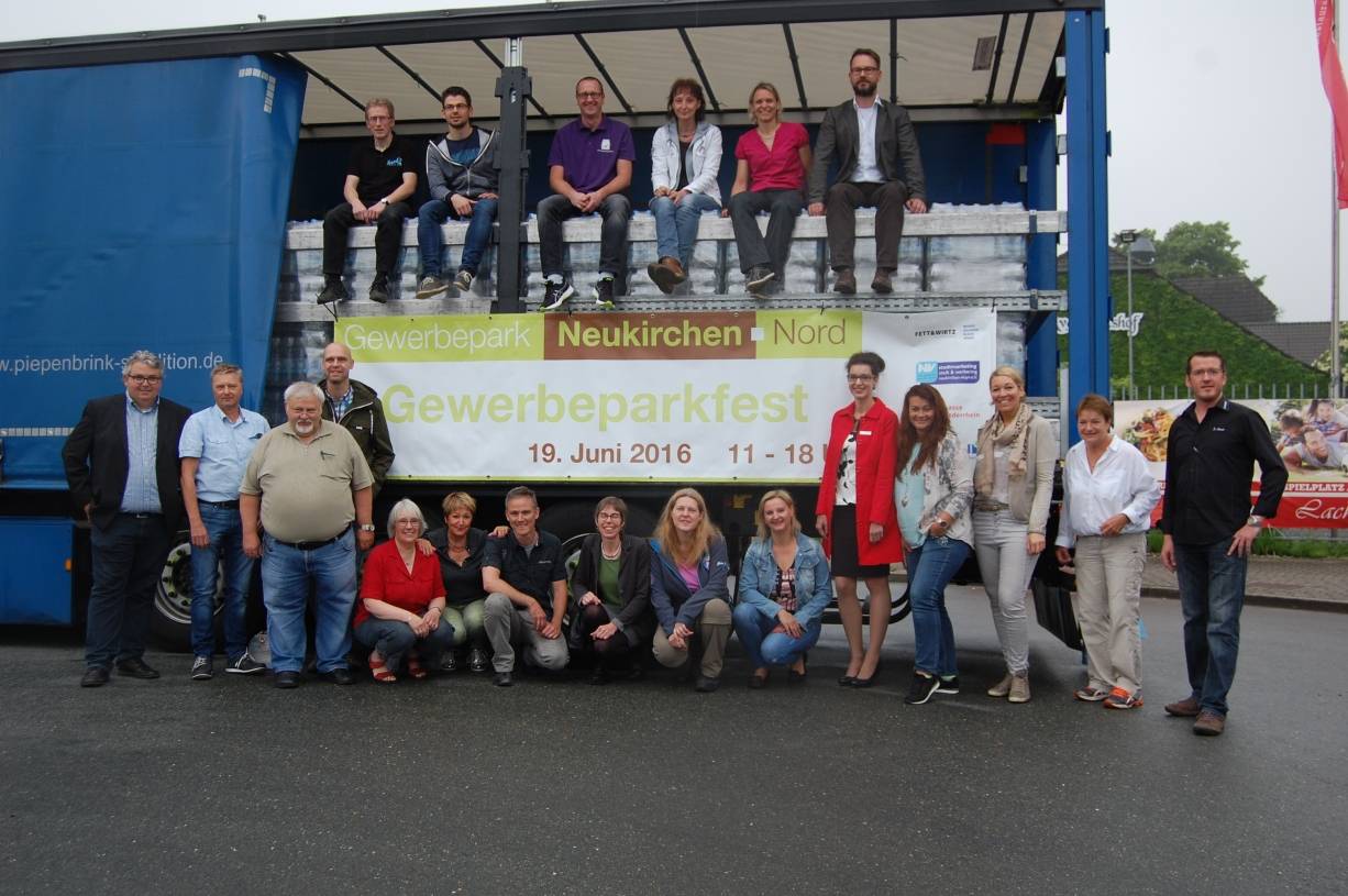 Die Freude auf das Gewerbeparkfest ist riesig - bei den ansässigen Unternehmen, bei den Sponsoren, aber auch bei den teilnehmenden Firmen von der Ernst-Moritz-Arndt-Straße und aus dem Dorf Neukirchen. Was es mit diesem mit Wasserflaschen gefüllten LKW auf sich hat? Ein Tipp: Überlegen Sie sich schon mal, wie viele Flaschen auf den LKW passen...als kleine Vorbereitung auf das Gewinnspiel. 