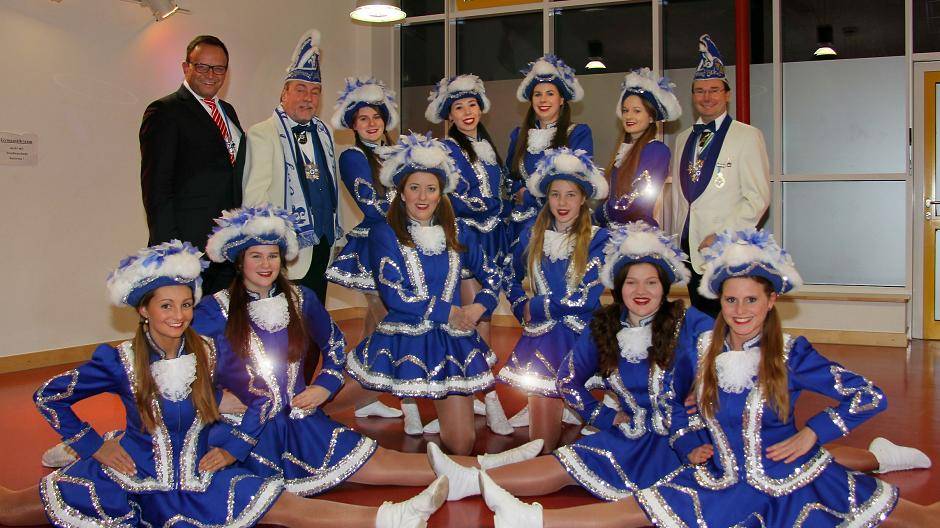 Die Tänzerinnen der Elfengarde präsentieren ihre neuen Uniformen. Die Präsidenten der KG Elfenrat, Jörg Thiel und Klaus Likar, bedankten sich für die Sparkassenspende bei Vorstand Frank-Rainer Laake (l.).