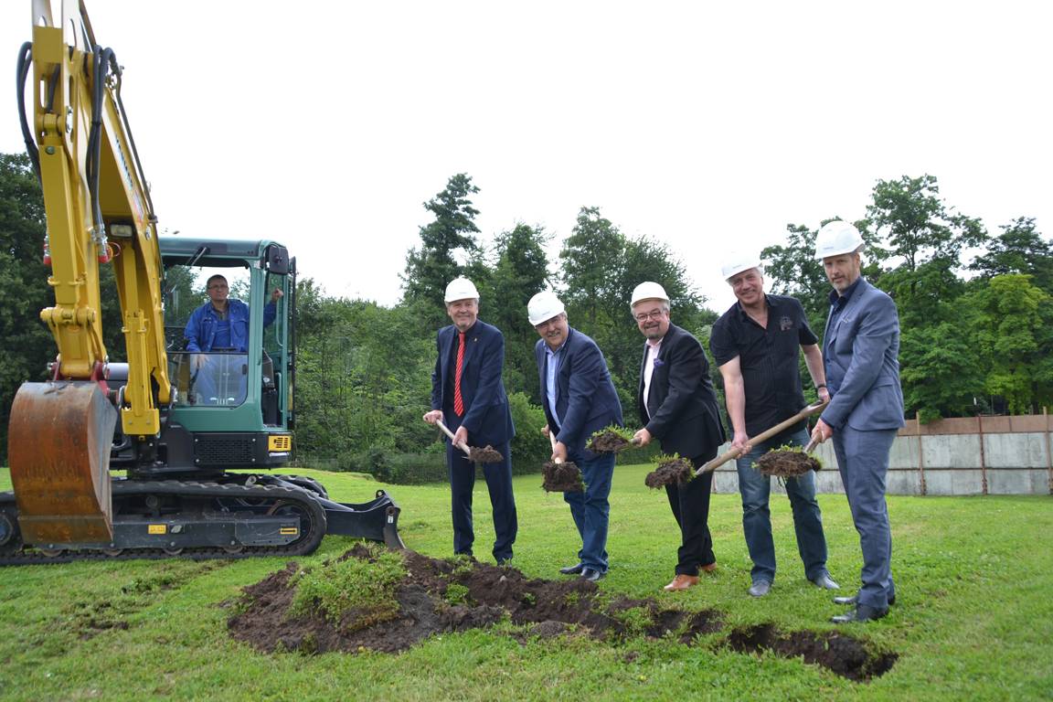  Gemeinsam am Spaten für die „Sportwelt OSC 04 Rheinhausen“ (vl): Rainer Bischoff, (Mitglied des Landtages und Vorsitzender des Stadtsportbundes Duisburg), Manfred Osenger (1. Bürgermeister von Duisburg), Jens Geier (Mitglied des Europäischen Parlaments), Jürgen Keusemann (Vorstandsvorsitzender des OSC Rheinhausen) und Paul Gerrits (Geschäftsführer Pellikaan Bauunternehmen). 
