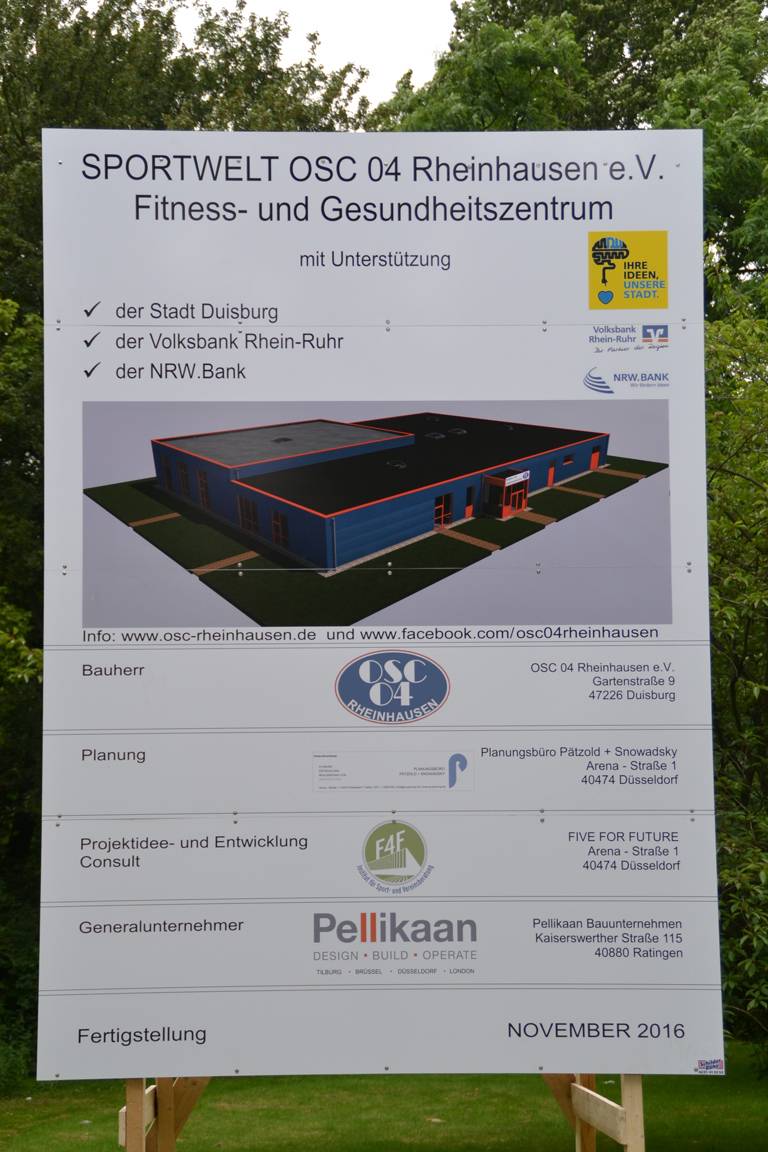  Kein Druckfehler: Das Bauschild weist die Fertigstellung des Hallenbaus für November diesen Jahres aus. 