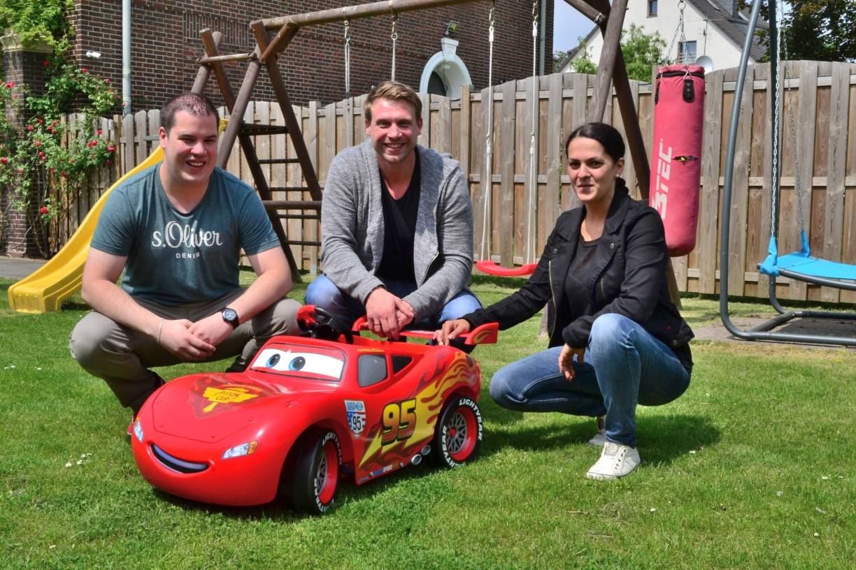  „Die Hilfsangebote überwältigten uns alle. Dafür können wir nur danken. Und Nick’s Augen strahlen, wenn er was auspacken kann. Das zaubert ein Lächeln in sein Gesicht.“ Dies weiß auch Sina Klinkhammer, die ein Auto für Nick an Vater Martin (mitte) überbrachte. Darüber freut sich auch Simon Schröder vom Verein „Neele“. 