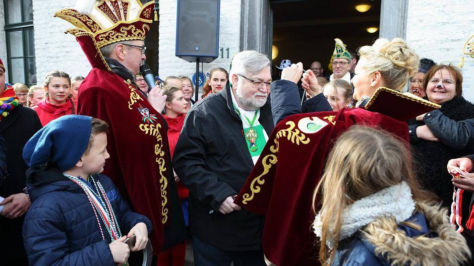 Narren stürmen Hülser Rathaus