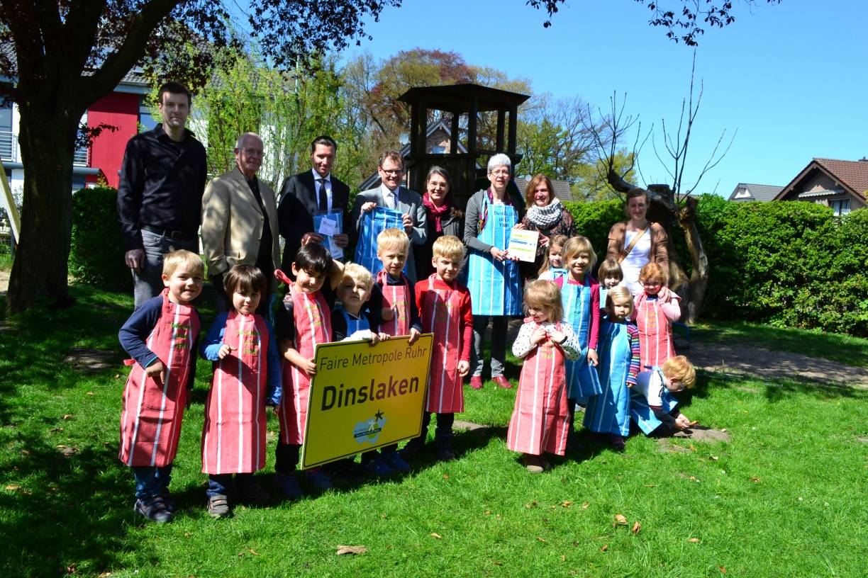  Die Kinder der Villa Kunterbunt freuen sich gemeinsam mit Frank Werner, Thomas Pieperhoff, Dr. Martin Hellwig, Dr. Michael Heidinger, Lucie-Maria Rodemann, Sigrun Kampen, Vera Dwors und Silke Hermens über die Auszeichnung. 