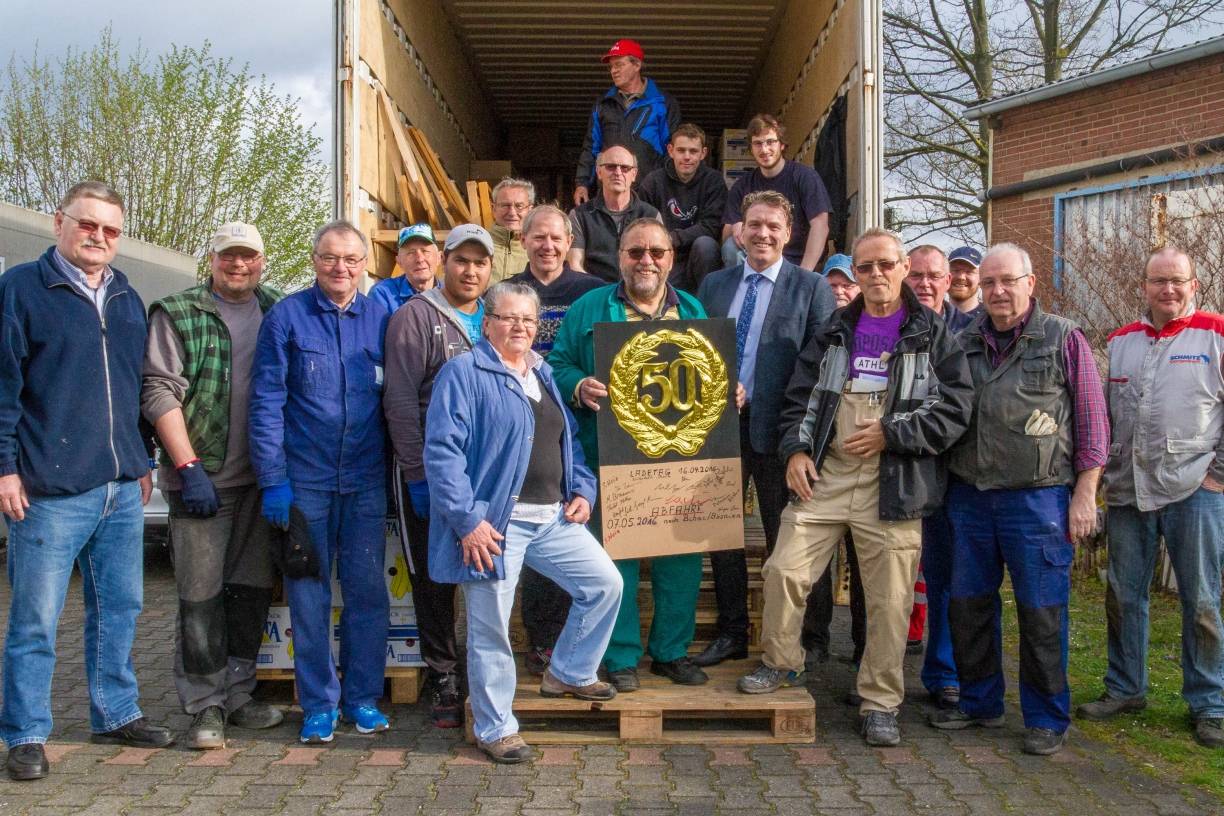  Die Mitglieder und Helfer des Vereins Helfende Hand konnten bei der Beladung des 50. Hilfstransportes Bürgermeister Christoph Fleischhauer begrüßen, der sich beeindruckt von dem jahrzehntelangen Engagement zeigte. 