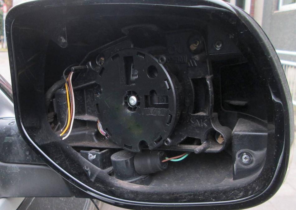 Außenspiegel an acht Autos abmontiert