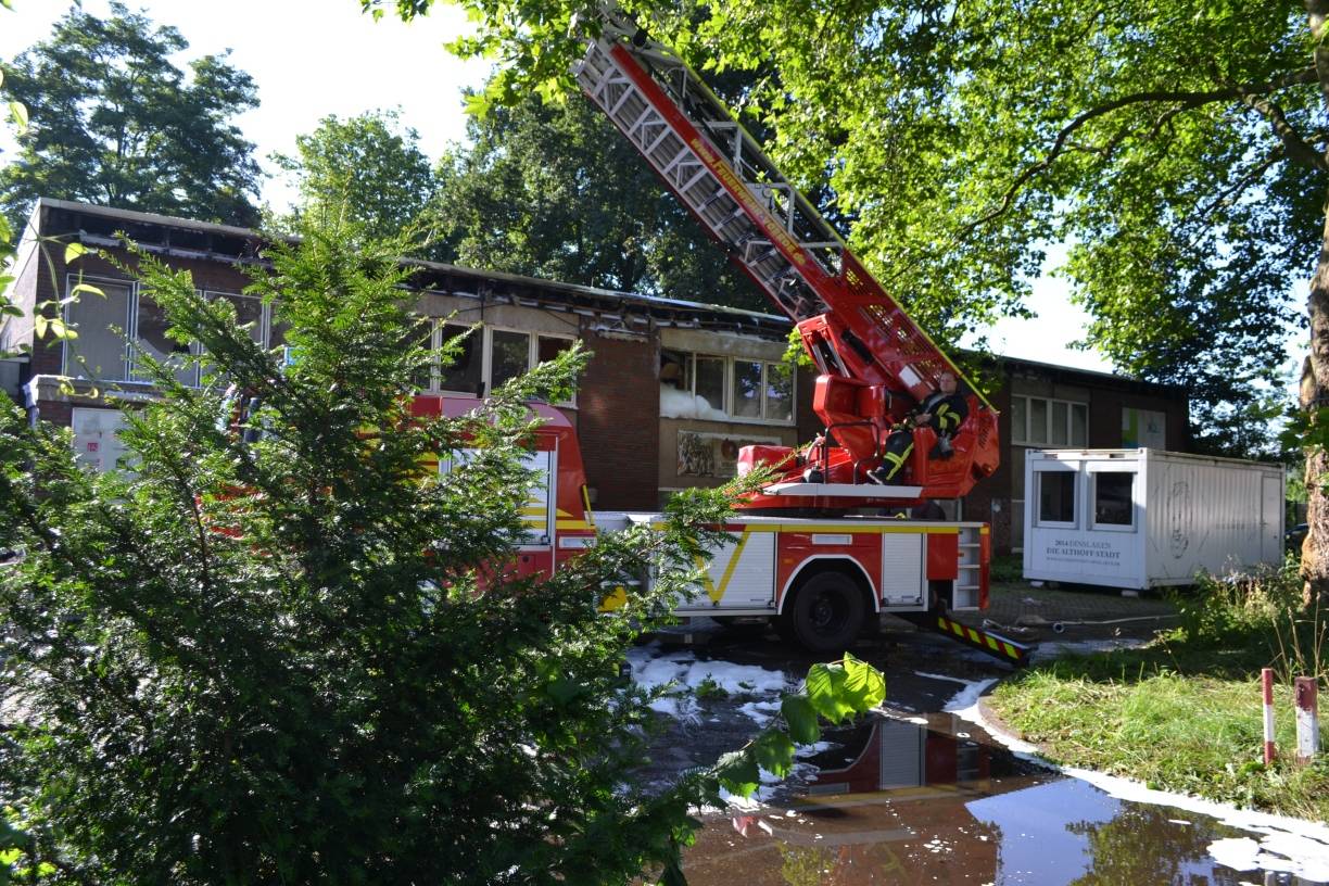  Die Feuerwehr hält Voraussichtlich noch bis heute Nachmittag Brandwache an dem ehemaligen Gesundheitshaus in Lohberg. 