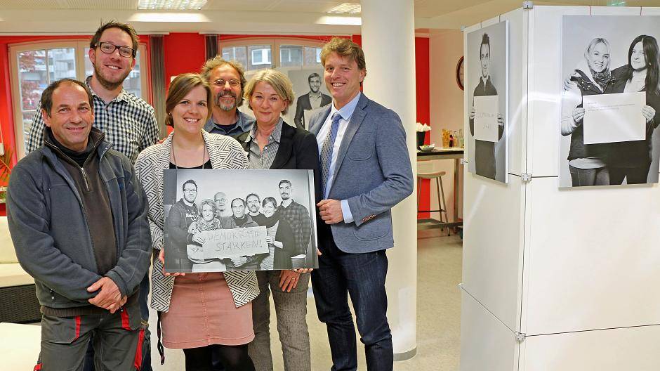  Bürgermeister Christoph Fleischhauer (1. v. r.) mit den Organisatoren des Jugendkongresses: Dieter Wagner, Mark Bochnig, Lena Brandau (alle Kinder- und Jugendbüro), Dr. Ulrich Steuten (vhs) und Jugendamtsleiterin Vera Breuer (v. l.). (Foto: pst) Es fehlen Gregor Polzin (Bollwerk 107) und Holger Runge (Schlosstheater Moers). 