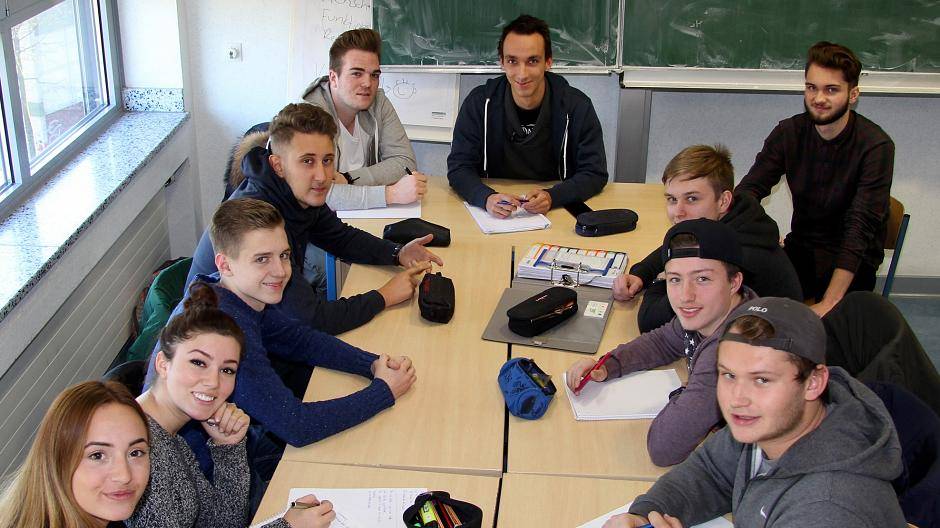 Tugba Uyar, Aygün Tagieva, Max Brant, Tobias Schreurs, Nicolas Votmann, Niklas Thum, Jonathan Endrigkeit, Jens Bader, Sven van Dyck und Yannick Zimmer (v.l.n.r.).