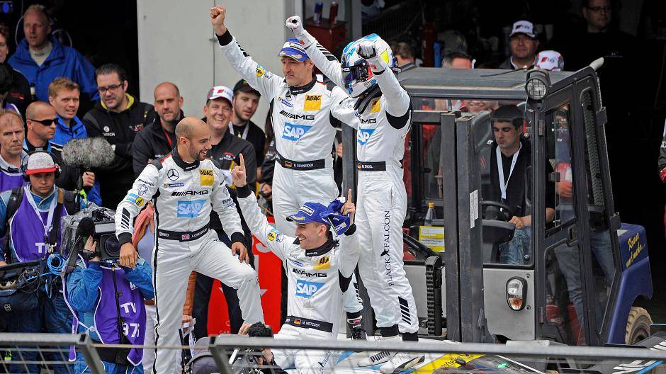 Das Sieger-Team "Black Falcon" jubelt auf dem...