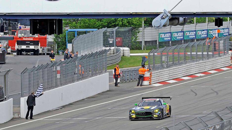 Haribo Nr. 88 mit Uwe Alzen als Schlussfahrer sieht die schwarz-weiß karrierte...