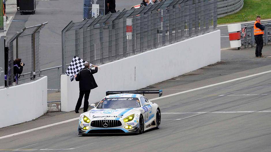 Das Siegerauto (Black Falcon Team) rollt ins...