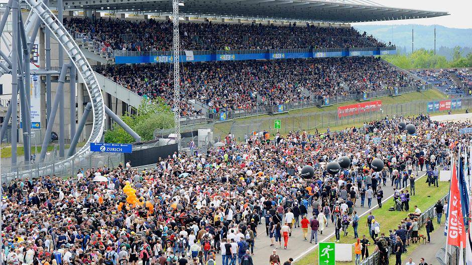 Der so genannte "Grid-Walk". Zuschauer bevölkern die...