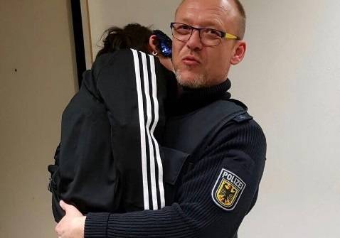 Die Dreijährige schlief auch bei der Polizei einfach weiter...