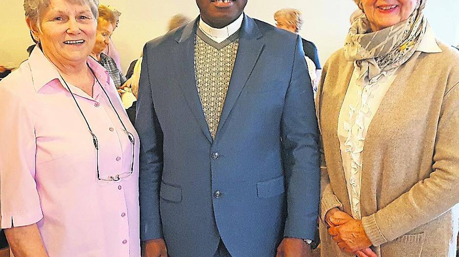 Margret Ruth (l. )von der evangelischen Kirche und Wilma Boldt von der kfd St. Franziskus gratulierten Pater Dr. Christian Onyems Okwuru zu seinem 52ten Geburtstag.