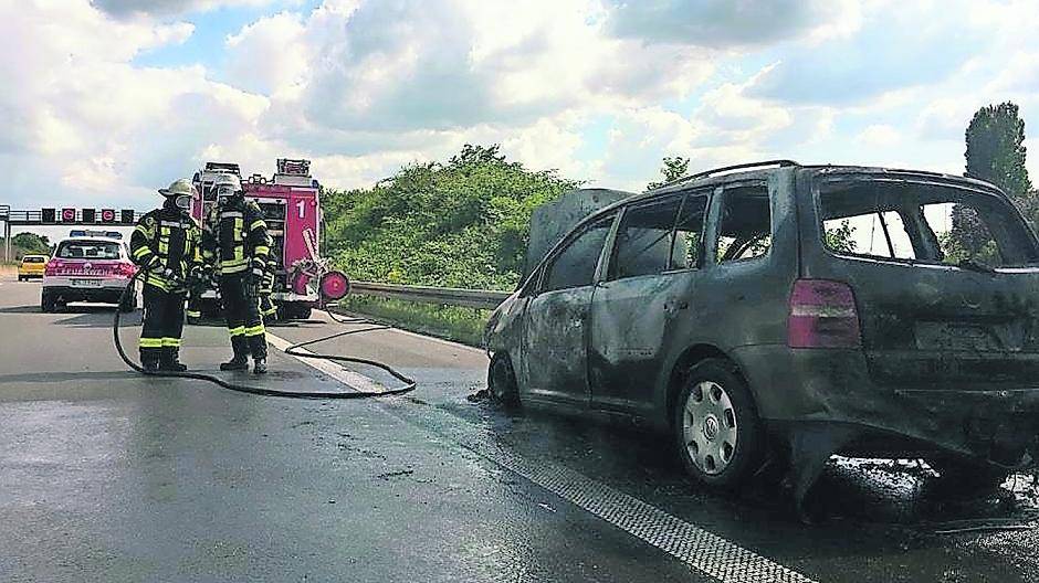  Gegen 16 Uhr am vergangenen Freitag brannte auf der A57, Fahrtrichtung Köln, zwischen dem Autobahnkreuz Meerbusch sowie der Abfahrt Bovert ein PKW. 