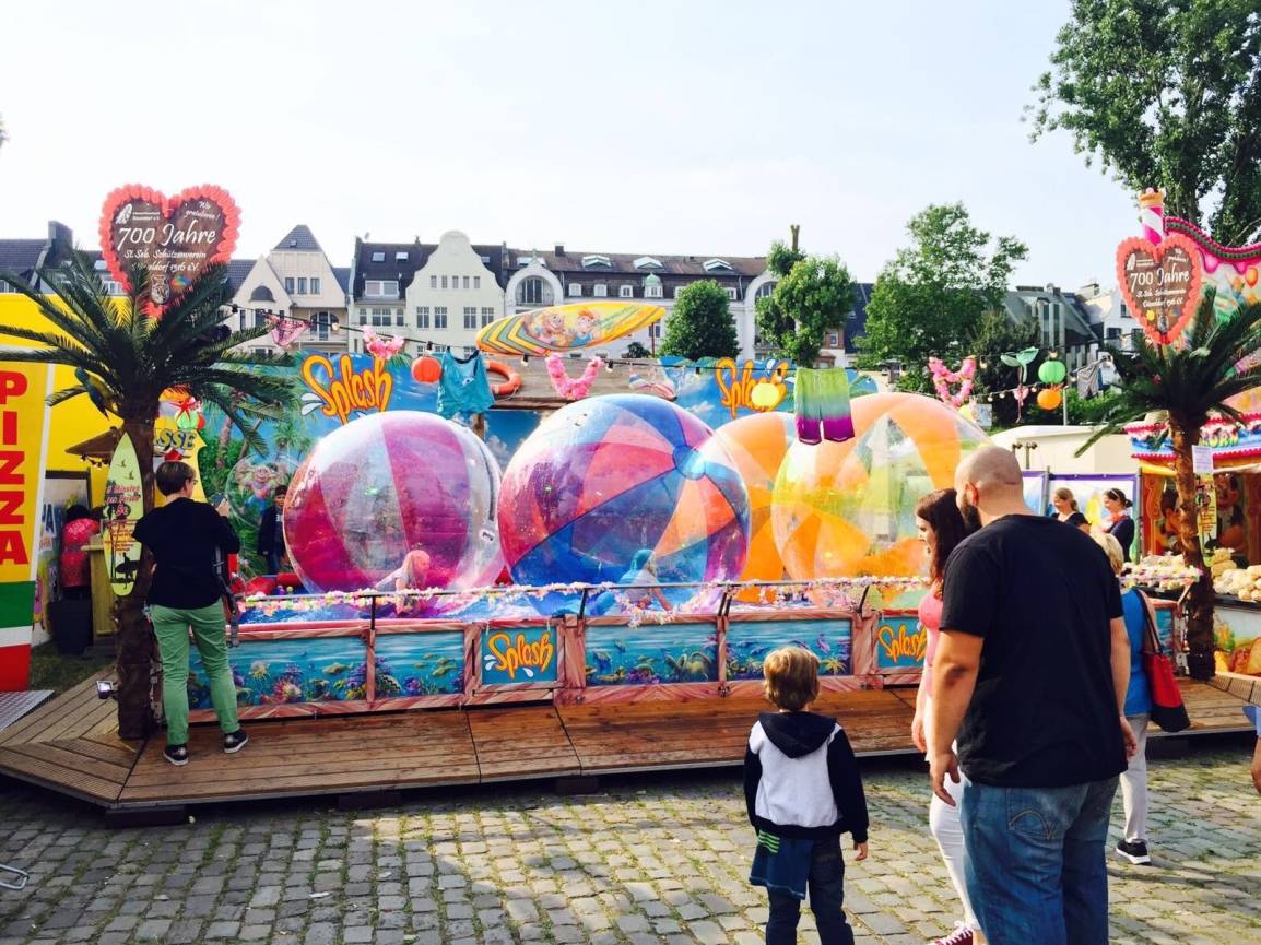 Mit den "Walking Balls" übers Wasser gehen