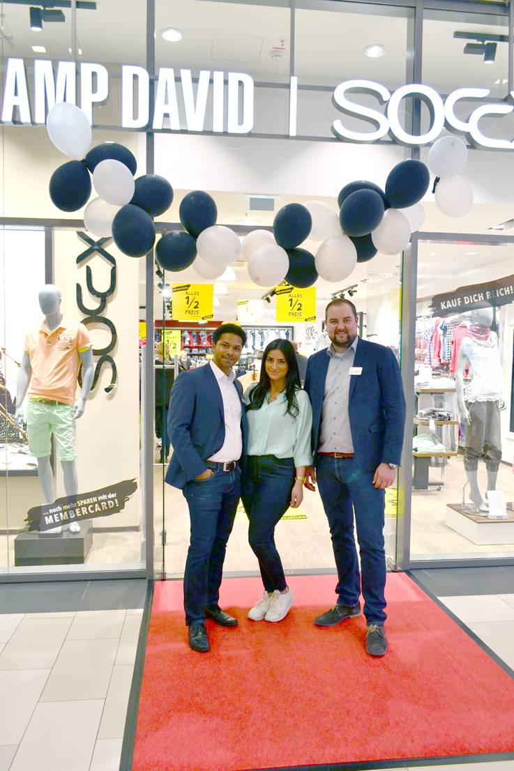  Centermanager Martinez mit Filialleitung Nursel Yavas und Julian Koch vor Camp David. 