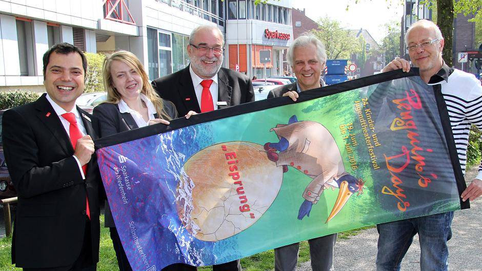 Stellten das Programm der 24. Penguin’s Days vor (v.l.n.r.): Sparkassen-Chef Giovanni Malaponti, Kim Rettig (Schlosstheater), Heinz-Josef Rütjes (Sparkasse) sowie Ulrich Greb und Holger Runge, beide Schlosstheater.