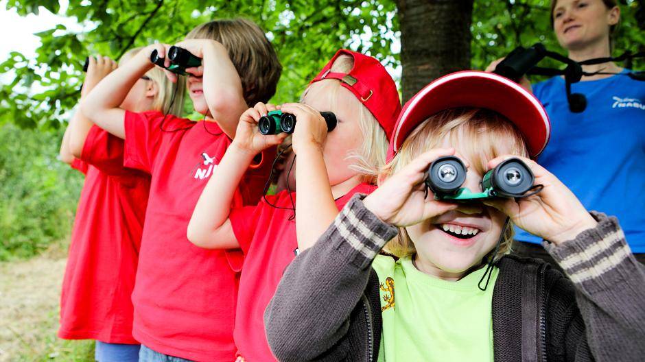 Kids bei der Vogelbeobachtung.