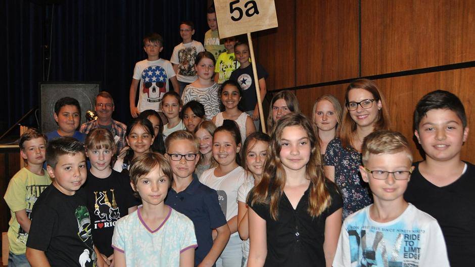 Die „5a“ mit den Klassenlehrern Annika Michulitz und Thomas...