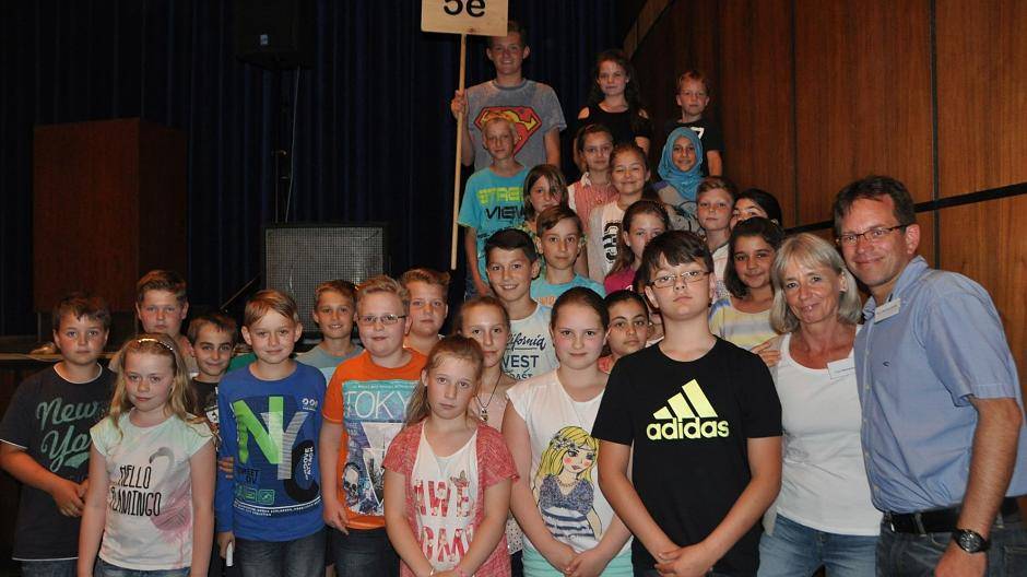 Die „5e“ mit  den Klassenlehrern Martina Meeuwsen und Markus...