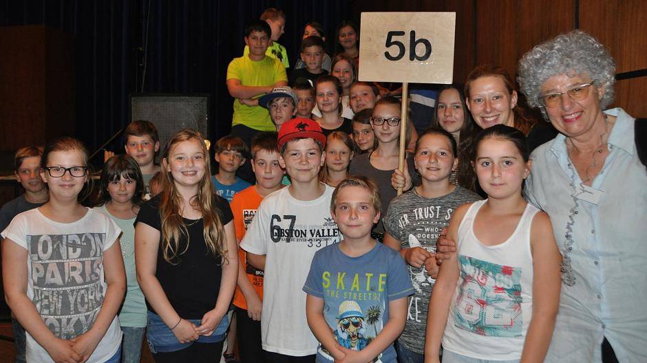 Die „5b“ mit den Klassenlehrerinnen Brigitte Windeln und Silvia...