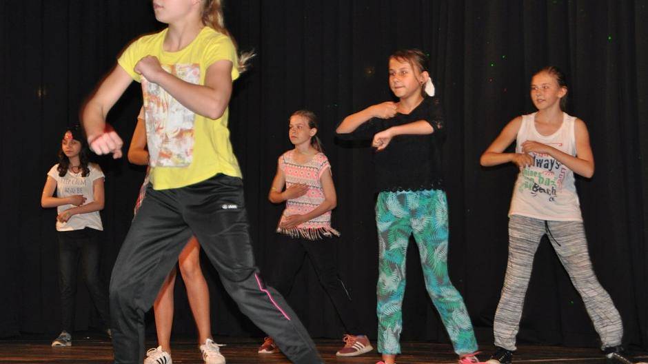 Die Schülerinnen der 7f sorgten mit einer Tanzperformance für gute...
