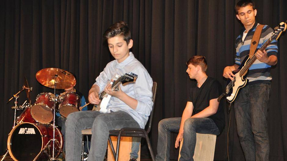 Auch die Rock-Band von Lehrerin Karin...