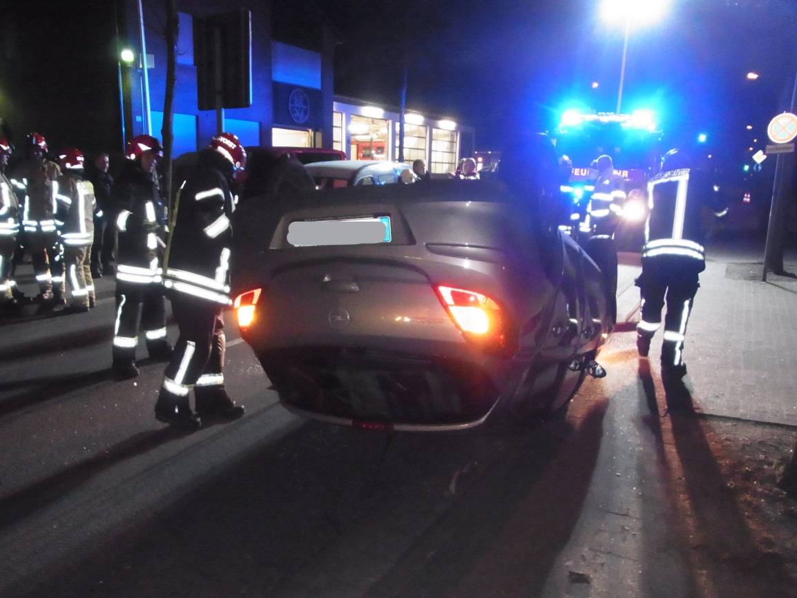 Glück im Unglück: Auto überschlägt sich genau vor Feuerwehr