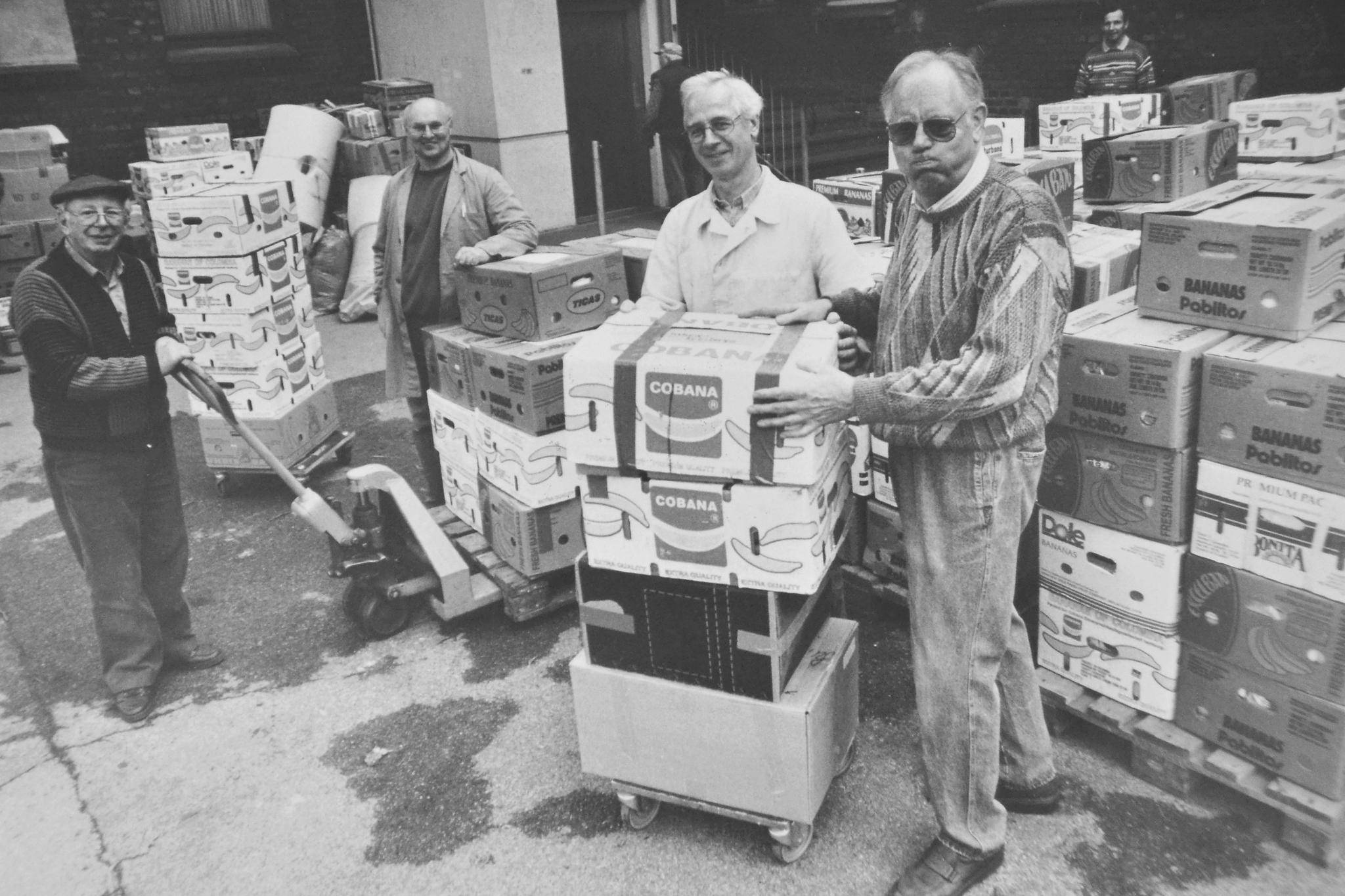 Das Verladerteam für die Lebensmittelkartons war schon im Jahr 1997 an Lebensjahren „reich gesegnet“. Inzwischen sind fast alle Helfer in einem Alter, das solche Verladeaktionen nicht mehr zulässt, weshalb diese Art der Hilfe leider eingestellt werden musste.